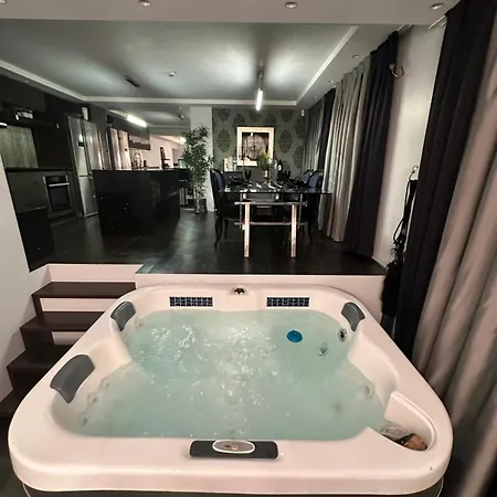 B&m Jacuzzi Rezidencija Self Check - In アパート *